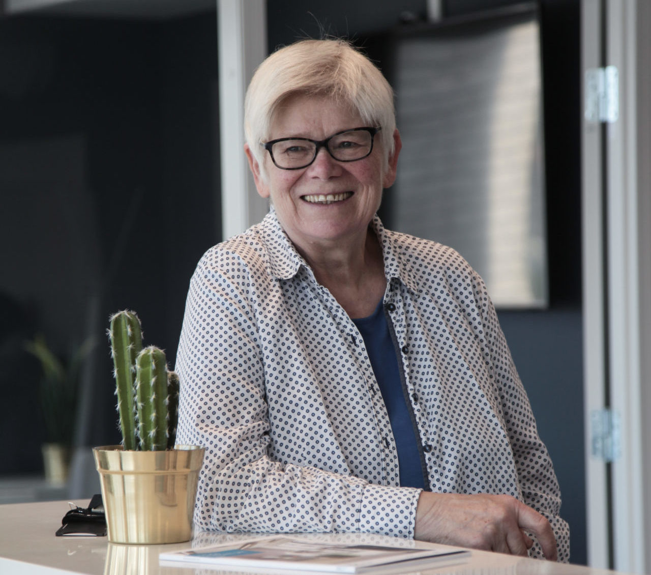 Mari Mehlen smiling in front of a cactus